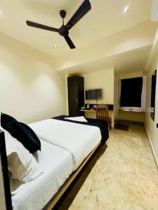 Postel nebo postele na pokoji v ubytování Hajiyar Residency