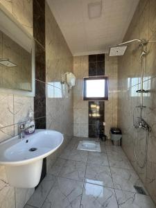 Ένα μπάνιο στο Villa Aral +28 φωτογραφίες