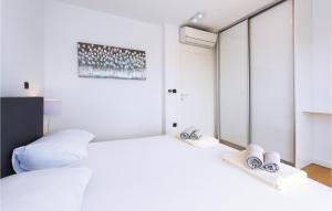 Postel nebo postele na pokoji v ubytování Pet Friendly Home In Tribunj