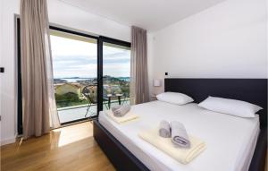 Postel nebo postele na pokoji v ubytování Pet Friendly Home In Tribunj