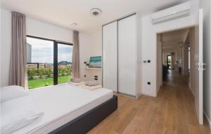 Postel nebo postele na pokoji v ubytování Pet Friendly Home In Tribunj