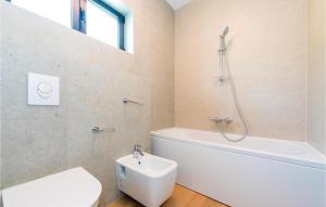 Koupelna v ubytování Pet Friendly Home In Tribunj