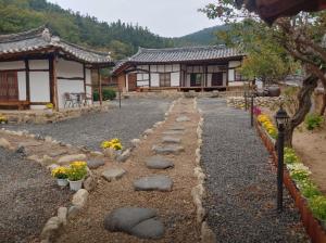 Zahrada ubytování Healing hanok in Otgol village