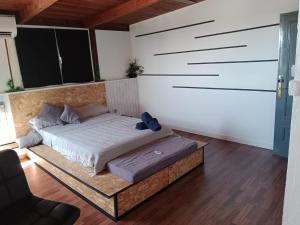 a bedroom with a bed in a room at El Escondite Perfecto in Benacazón