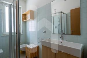 Ένα μπάνιο στο Homiday - Residence BordoPineta +56 φωτογραφίες