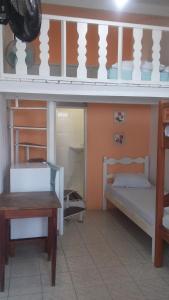 1 dormitorio con 2 literas y mesa en Hospedagem Casa De Familia, en Paraty