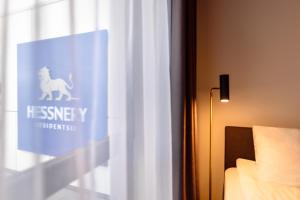 Postel nebo postele na pokoji v ubytování Hessnery Hotel