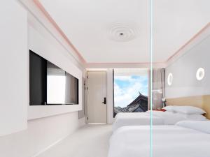 Voodi või voodid majutusasutuse 丽江熹v空中花园智能观景酒店 toas