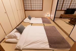 Postel nebo postele na pokoji v ubytování 大吉屋 ワンフロア貸切旅館名古屋駅圏内 + 37 fotografií