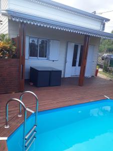 Bazén v ubytování Petite maison avec piscine nebo v jeho okolí