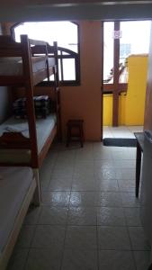 Bunk bed o mga bunk bed sa kuwarto sa Hospedagem Casa De Familia