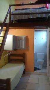 Cette chambre comprend 2 lits superposés et des toilettes. dans l'établissement Hospedagem Casa De Familia, à Parati