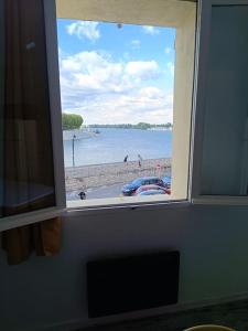ventana con vistas a la playa y al océano en Dans la brise du Rhône, en Arles