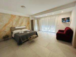 Un dormitorio con una cama grande y un sofá rojo. en Aqua Marine B&B - Rooms and Apartments, en Milazzo 77 fotos más