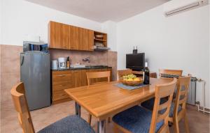 Kuchyň nebo kuchyňský kout v ubytování Stunning Apartment In Barbat Na Rabu