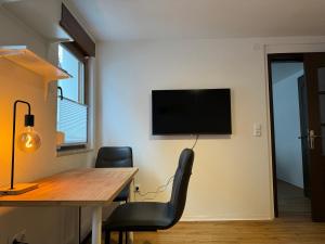 TV a/nebo společenská místnost v ubytování 2 Zimmer Apartment mit kostenlosem Parkplatz