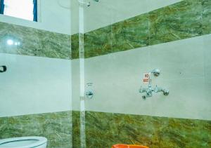Un baño con ducha de cristal con inodoro. en Ocean breeze, en Udupi 15 fotos más