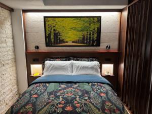 ein Schlafzimmer mit einem Bett und einem Gemälde an der Wand in der Unterkunft DÁBRIPA COZY y CLARITY in Las Palmas de Gran Canaria