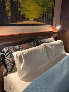 ein weißes Bett mit einer Decke darüber in der Unterkunft DÁBRIPA COZY y CLARITY in Las Palmas de Gran Canaria