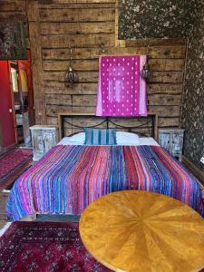 Postel nebo postele na pokoji v ubytování Fontaine Valhalla Hotel