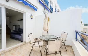 eine Terrasse mit einem Tisch, Stühlen und einem Sofa in der Unterkunft Nice Home In Puerto Rico De Gran Ca in Puerto Rico de Gran Canaria + 7 Fotos