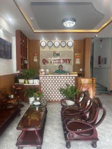 ein Restaurant mit einem Haufen Stühle in einem Zimmer in der Unterkunft Quynh My Motel in Cần Thơ