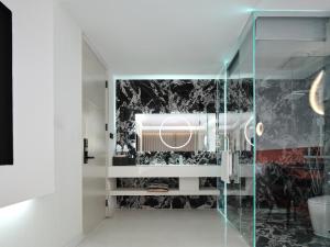 Vannituba majutusasutuses 丽江熹v空中花园智能观景酒店