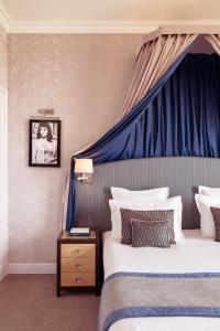 Кровать или кровати в номере Hôtel Barrière Le Royal Deauville