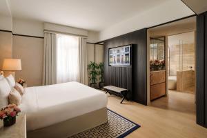 Postel nebo postele na pokoji v ubytování Park Hyatt Milano
