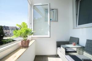 Μπαλκόνι ή βεράντα στο Luxuriöse 2,5 Zimmer Oase Komplett ausgestattet in Top Lage