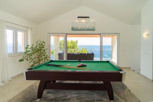Bàn bi-da tại Beachfront Villa Grski Rat Korčula with pool