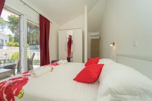 Giường trong phòng chung tại Beachfront Villa Grski Rat Korčula with pool +57 ảnh