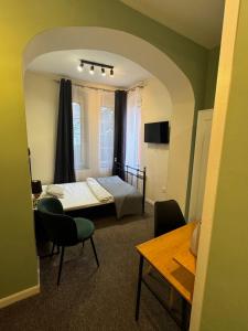sypialnia z łóżkiem, stołem i krzesłami w obiekcie Jazzgot Apartamenty w Zielonej Górze