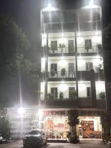 ein Auto, das nachts vor einem Gebäude parkt in der Unterkunft Quynh My Motel in Cần Thơ