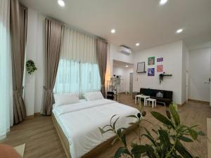 Ban Phon RangKiri Maison in Ranong的房间里有一张白色大床的卧室