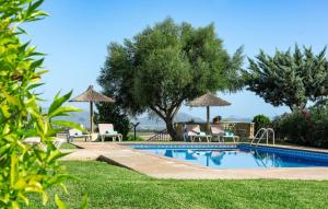 una piscina con sillas y sombrillas en un patio en Son Flo-Gessami, en Santa Margalida