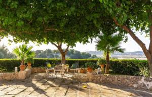 un patio con mesa y sillas bajo los árboles en Son Flo-Gessami, en Santa Margalida 23 fotos más