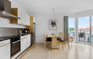 Kuchyň nebo kuchyňský kout v ubytování Gudhjem Søpark Lejl 44