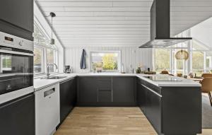 Η κουζίνα ή μικρή κουζίνα στο Awesome Home In Præstø With Wifi