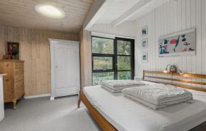 Postel nebo postele na pokoji v ubytování 3 Bedroom Awesome Home In Rødvig Stevns
