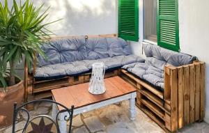 ein Wohnzimmer mit Sofa und Tisch in der Unterkunft Casarena in Cala d´Or