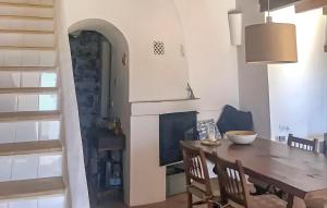 ein Esszimmer mit Tisch und Kamin in der Unterkunft Casarena in Cala d´Or