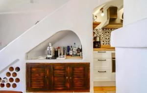 eine Küche mit weißen Schränken und einer Holztür in der Unterkunft Casarena in Cala d´Or