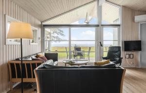 Et tv og/eller underholdning på Beautiful Home In Nordborg With Wifi