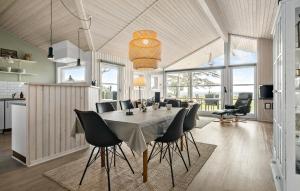 Køkken eller tekøkken på Beautiful Home In Nordborg With Wifi