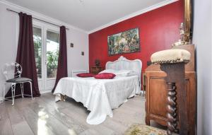 Ένα ή περισσότερα κρεβάτια σε δωμάτιο στο Stunning Apartment In Saint-Jeannet