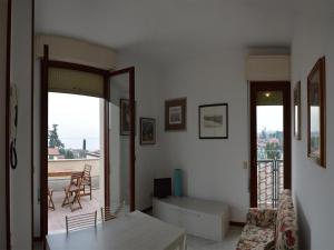 ein Wohnzimmer mit Blick auf einen Balkon in der Unterkunft Appartamento San Benedetto in Desenzano del Garda