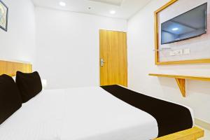 TV a/nebo společenská místnost v ubytování Super Hotel O Raipur