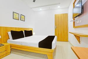 Postel nebo postele na pokoji v ubytování Super Hotel O Raipur