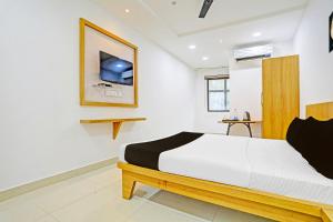 TV a/nebo společenská místnost v ubytování Super Hotel O Raipur